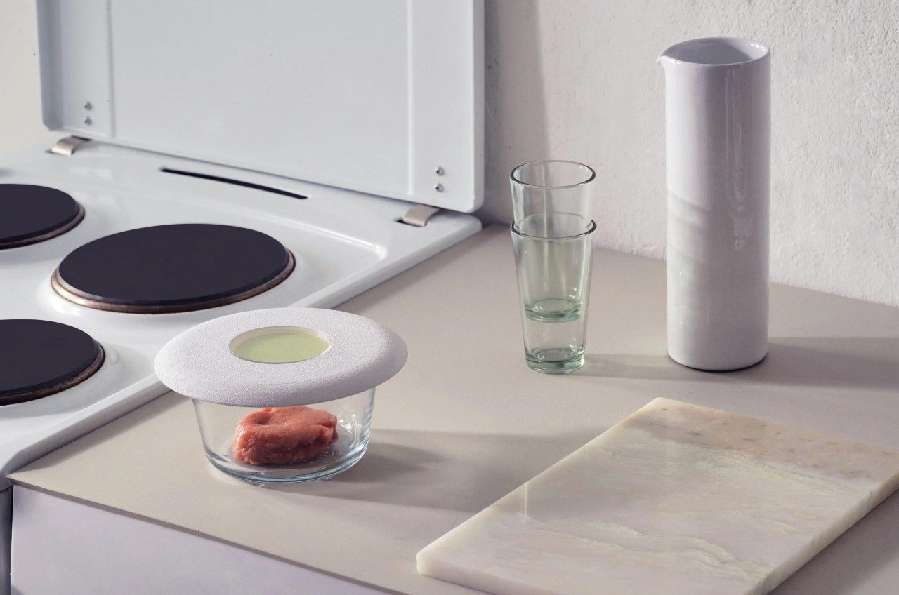 This Biochemical Food Lid changes color to tell you when your refrigerated food is about to go bad