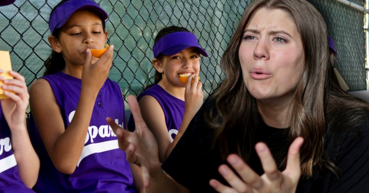 Parents get mad at mother for giving 13-year-old girl’s softball team pizza and “junk food” at a sleepover: ‘It’s 15 girls, so I figured it was easiest because these [foods] feed a lot of children’