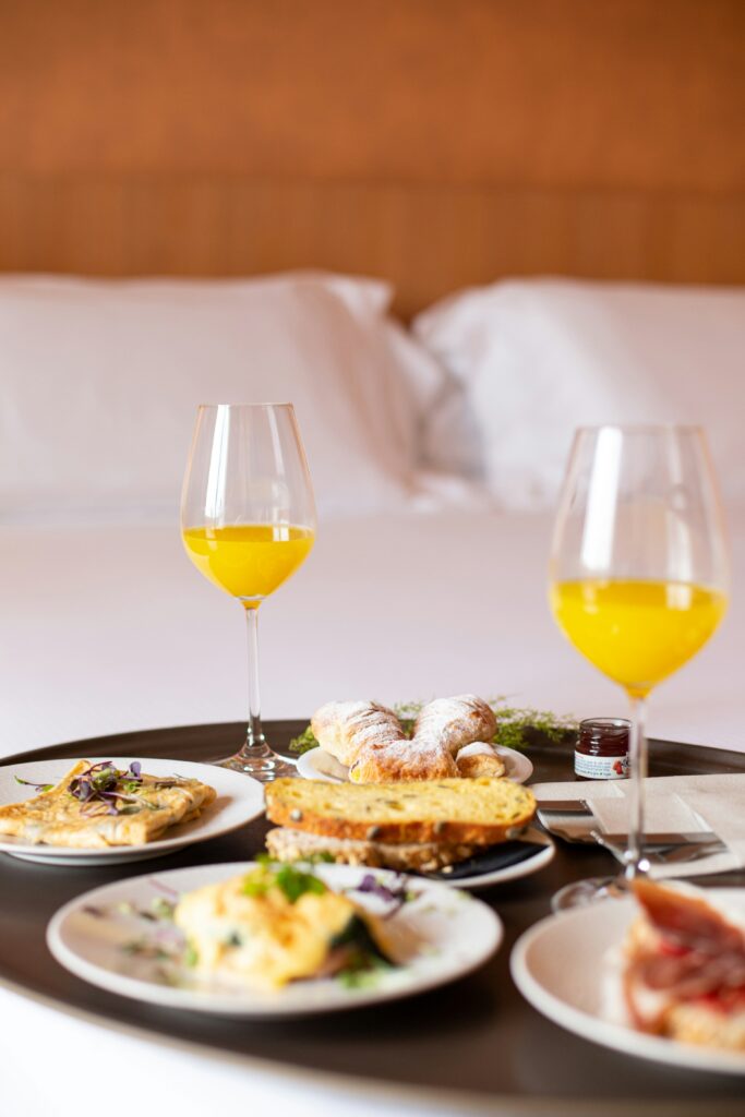 Guest tries to steal food from the hotel pantry and, when confronted, pretends that he never intended to steal and acts defensively: ‘Oh, of course I was going to pay for it.’